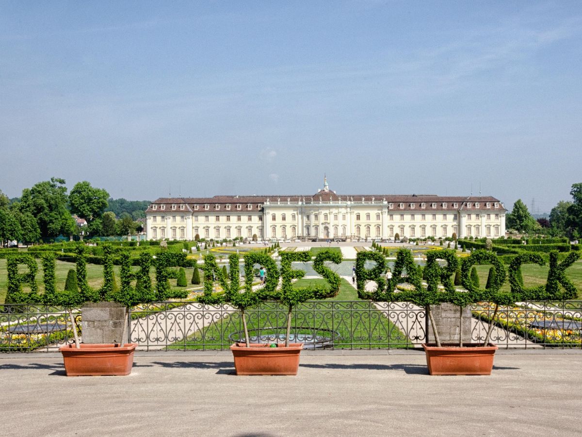 Ludwigsburger Residenzschloss hinter Blumenbeeten und einer als Blühendes Barock gestalteten Hecke