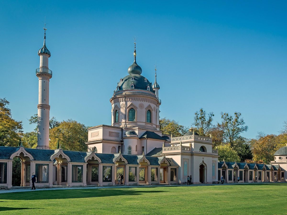 Gartenmoschee in Schwetzingen mit Kuppel und seitlichen Gebäudeteilen hinter einer breiten Rasenfläche