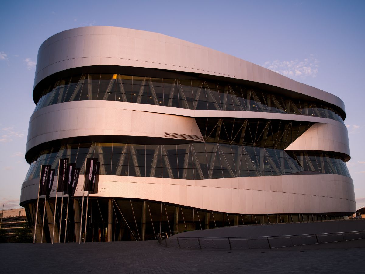 Mercedes-Benz Museum in Stuttgart mit geschwungener Metallfassade und breiten Fensterbändern