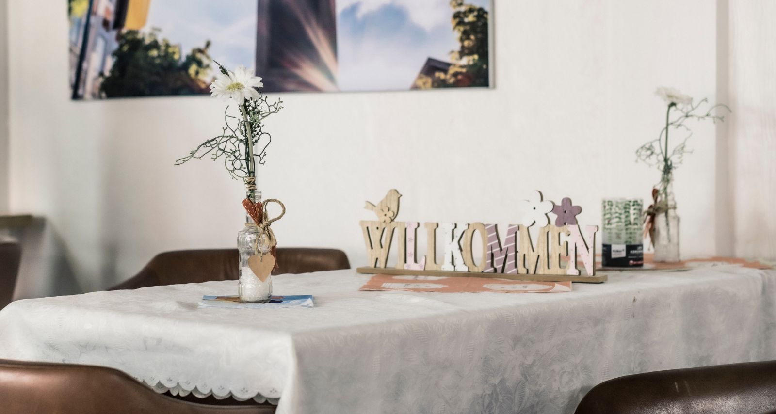 Ein Willkommen Aufsteller auf einen Tisch 