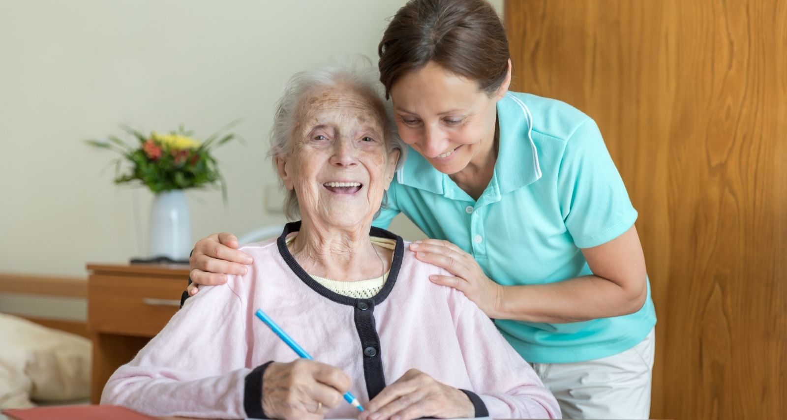 Zwei Frauen die beide am lächeln sind 