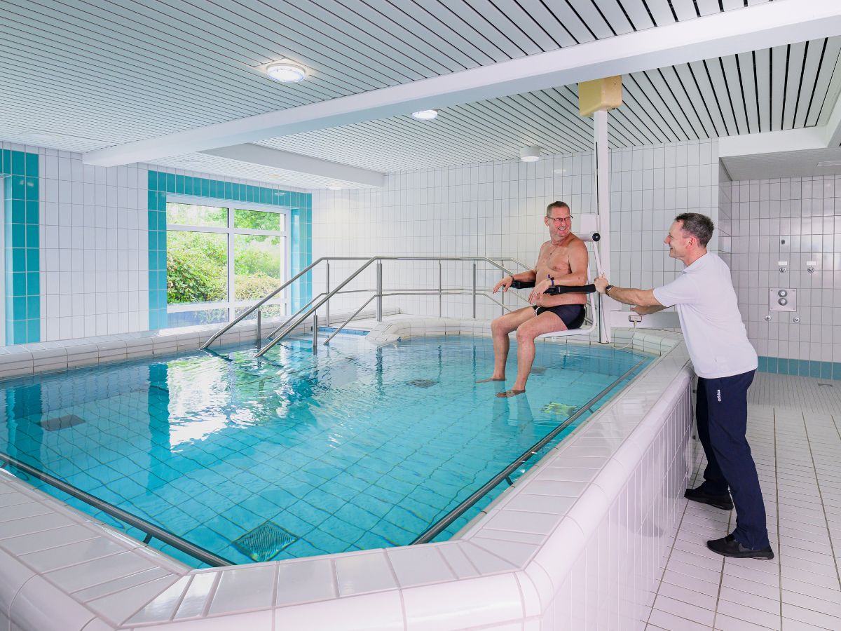 Ein Mann im Schwimmbad