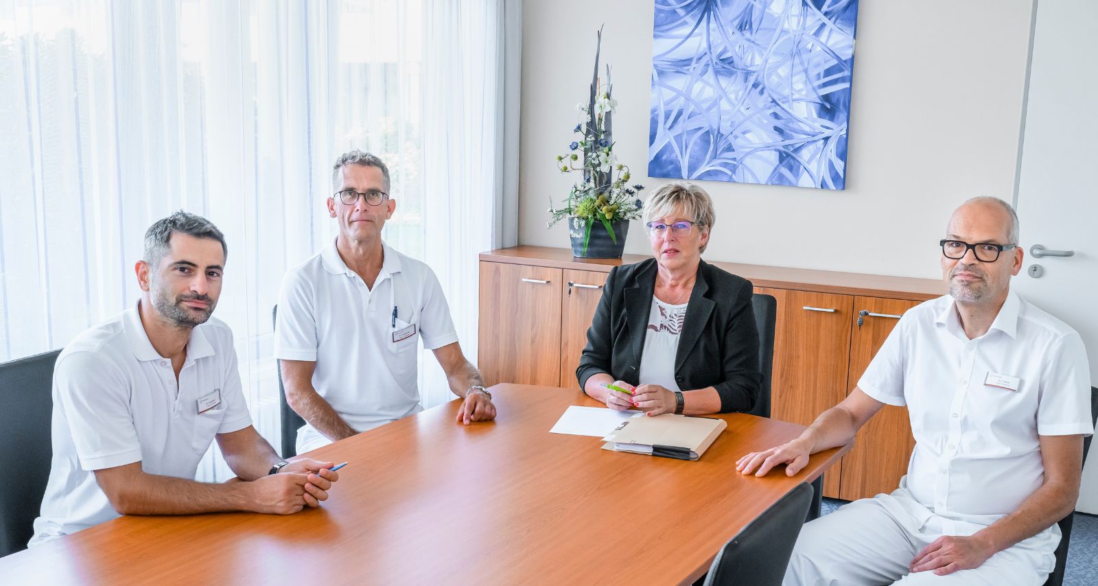 Ärzte sitzen am Tisch