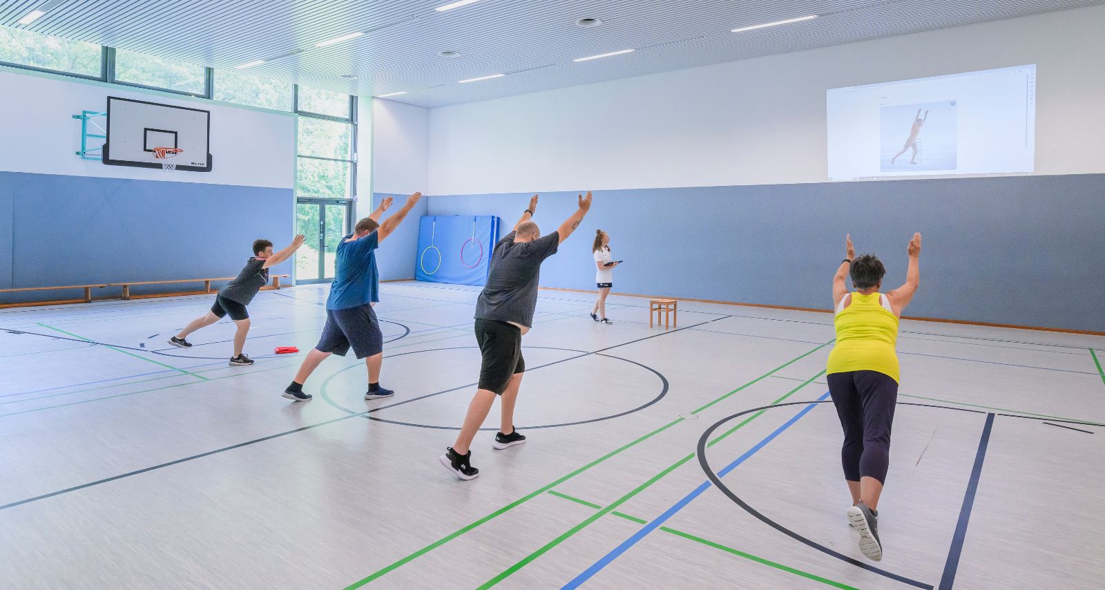 Eine Gruppe von Menschen macht Sport