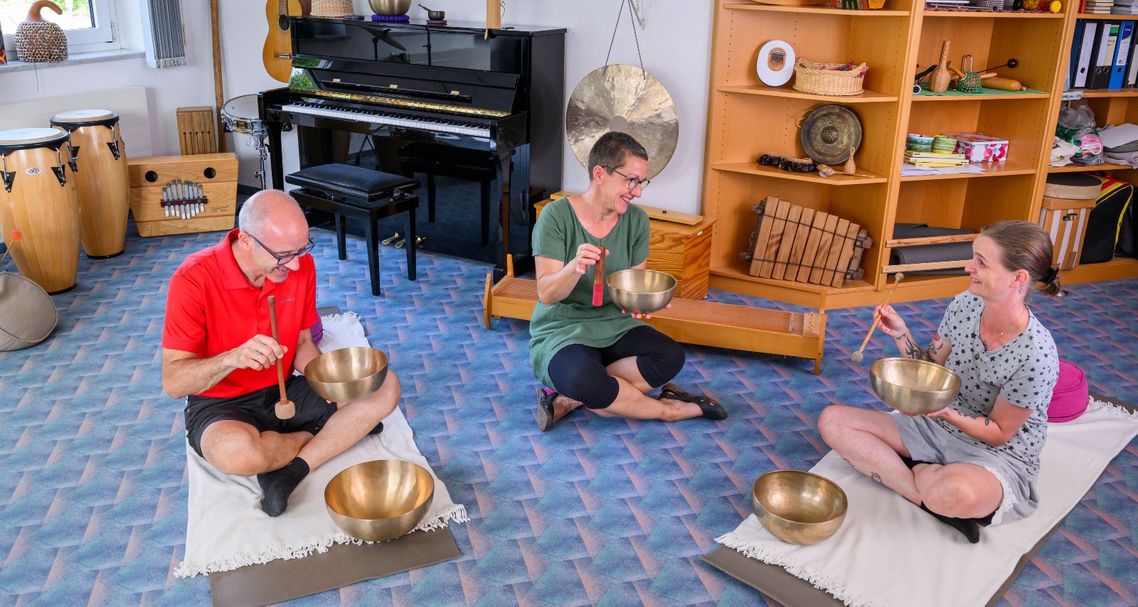 Eine Gruppe von Menschen beschäftigt sich mit Musik