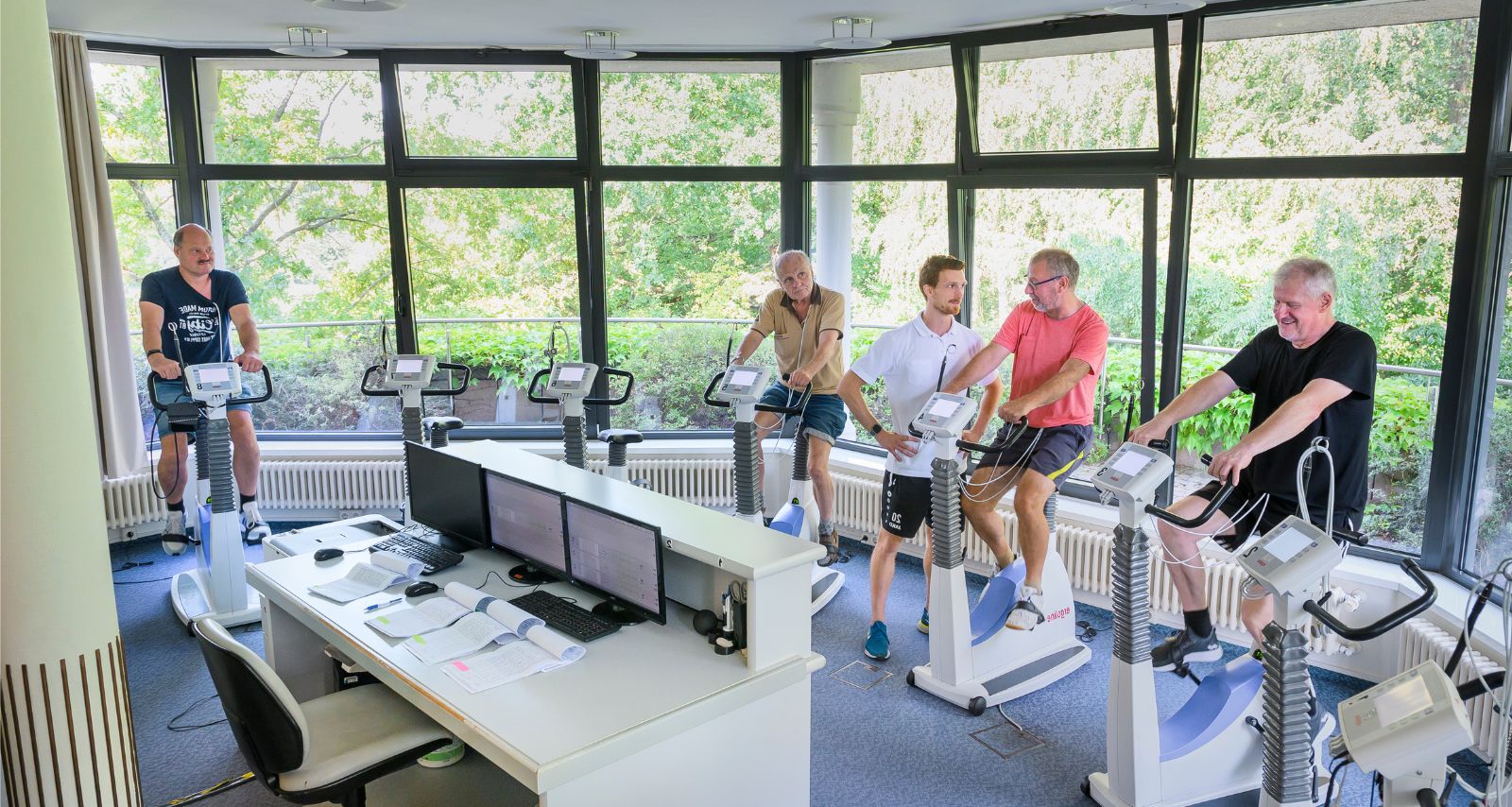 Eine Gruppe von Personen treibt Sport