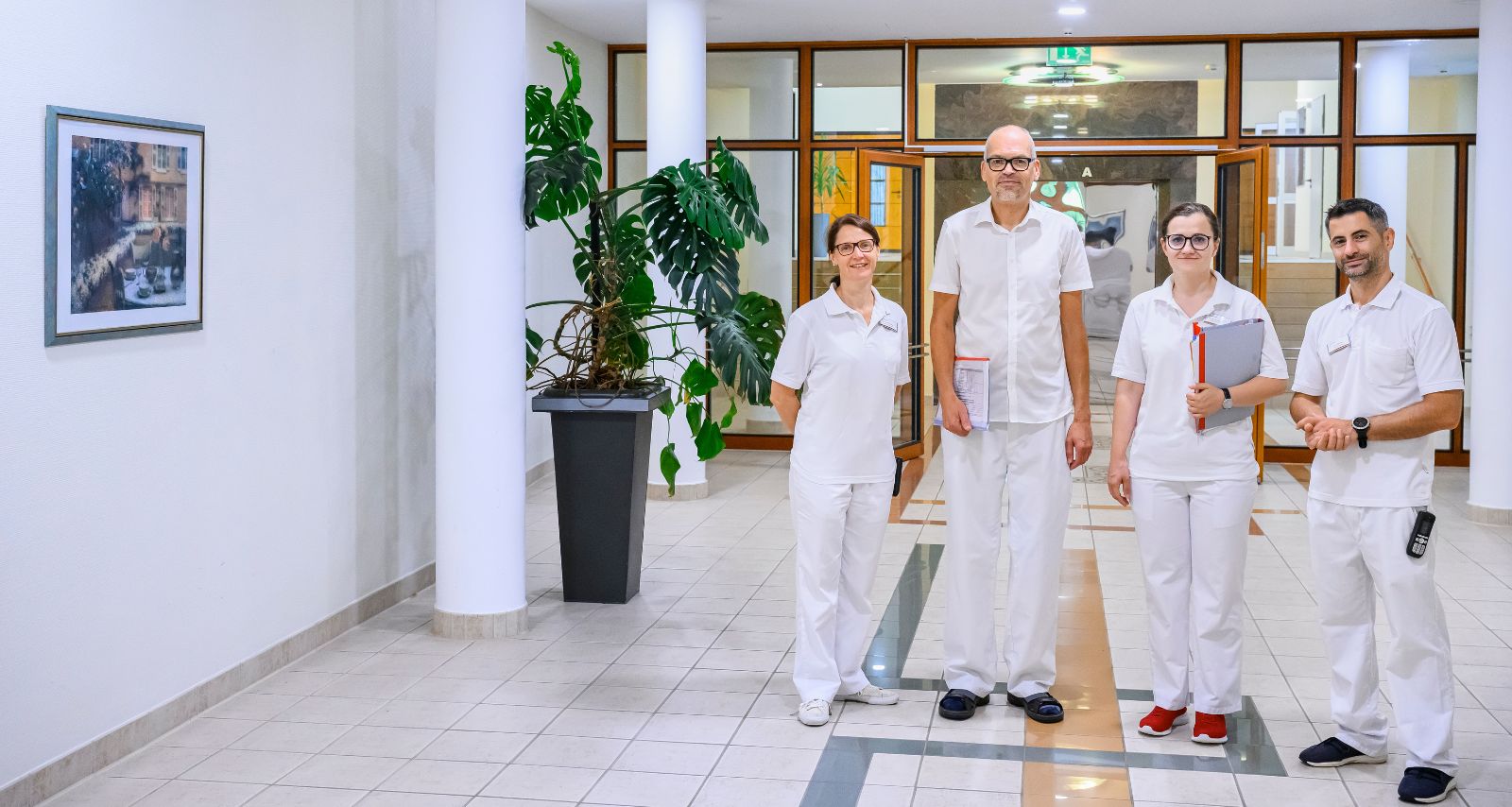 Eine Gruppe von Ärzten steht im Flur