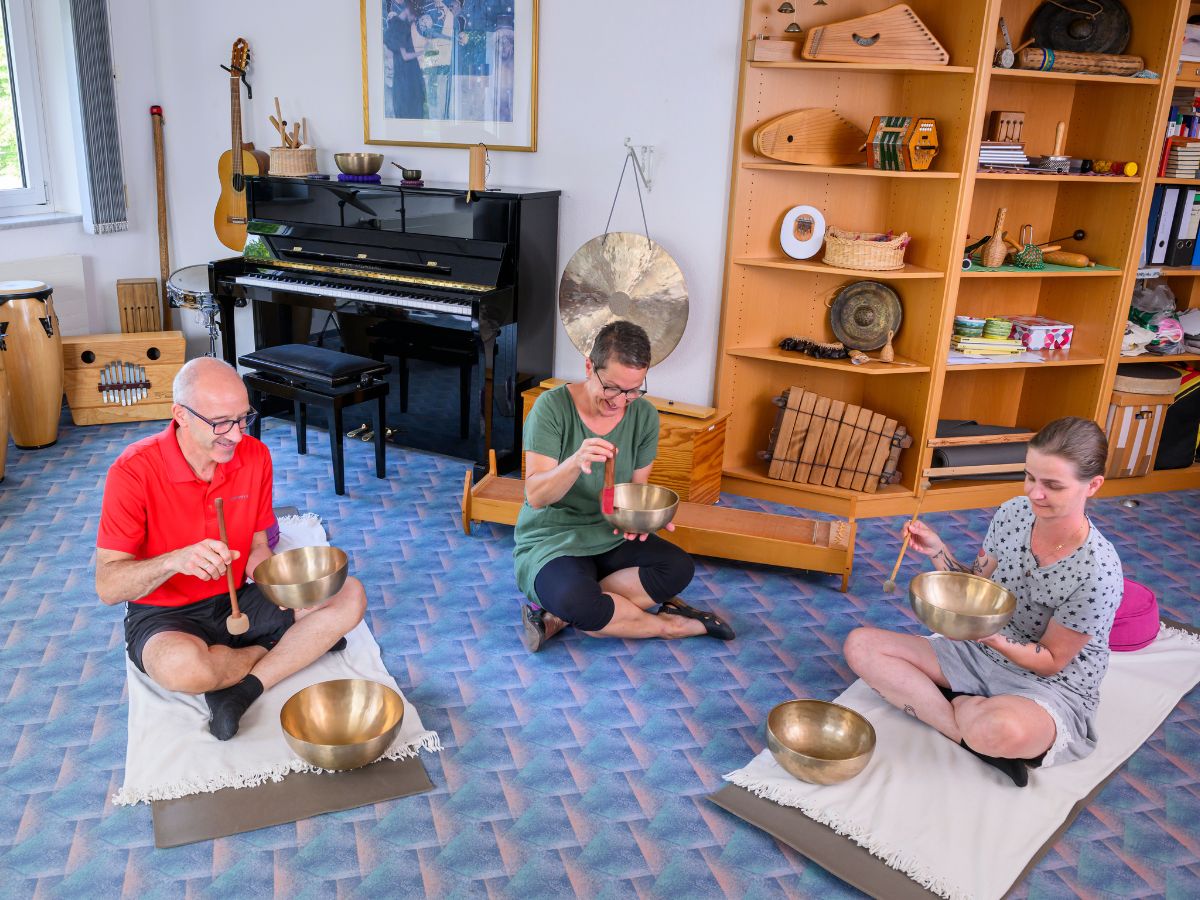 Eine Gruppe von Menschen beschäftigt sich mit Musik