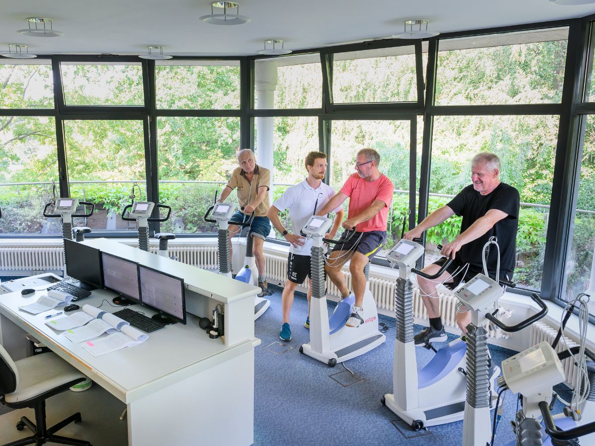 Eine Gruppe von Personen treibt Sport