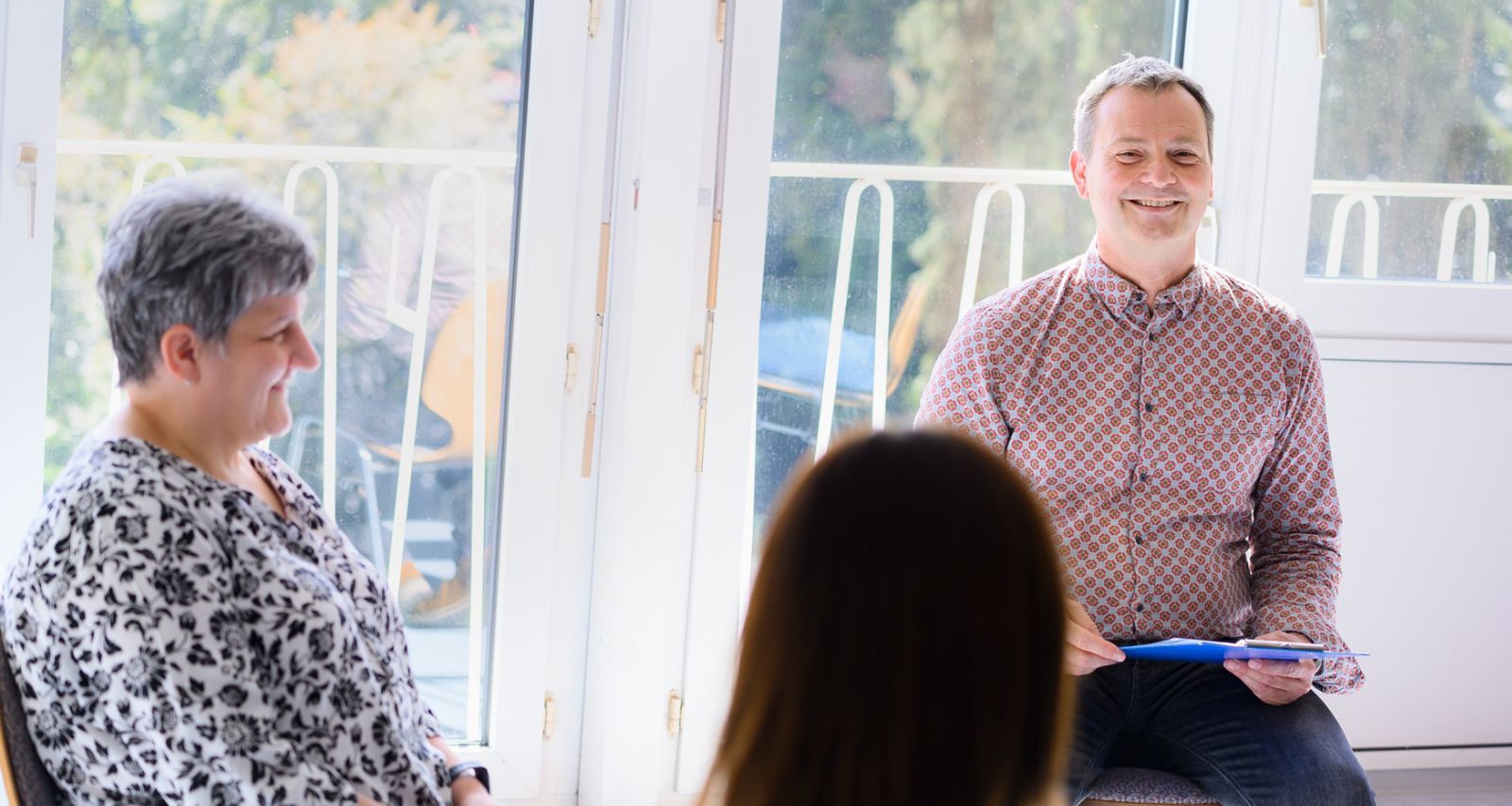 Drei Personen unterhalten sich 