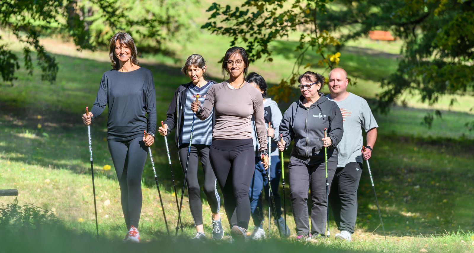 Eine Gruppe die wandert mit Wanderstöcken 