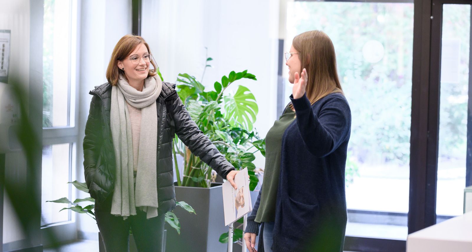 Zwei Personen führen ein Gespräch 