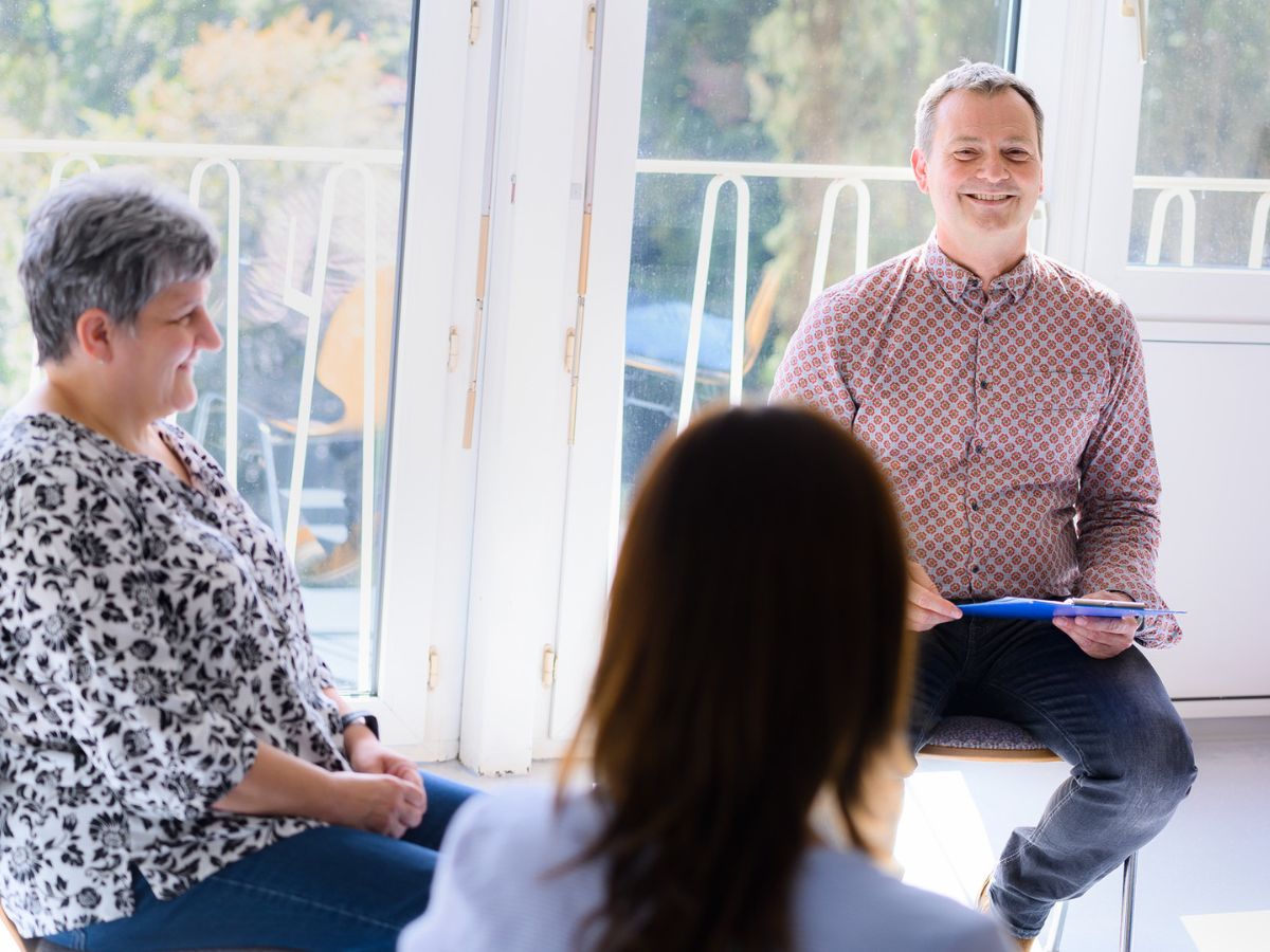 Drei Personen unterhalten sich 