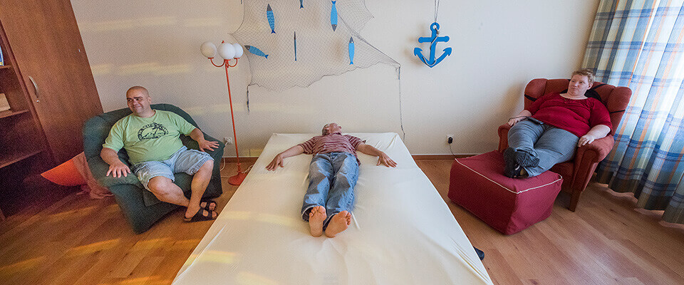 Drei Patienten entspannen im MEDIAN Haus Talblick Bad Dürkheim