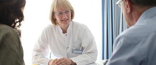 Ärztin im Gespräch mit Patienten in der MEDIAN Klinik Bad Colberg